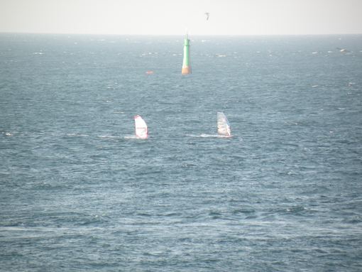  petit phare et planches à voile